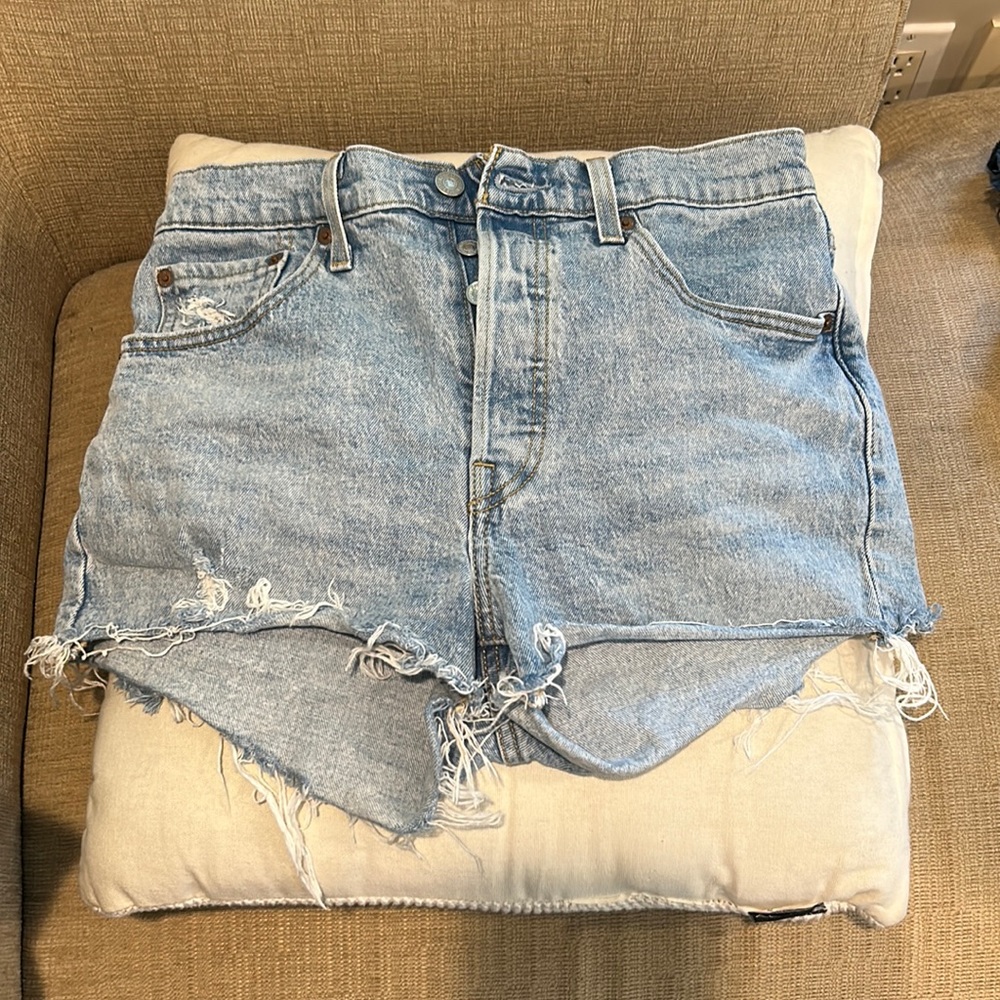 Light blue wash 501 jeans size 28